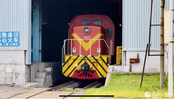 通鋼產(chǎn)品通過(guò)鐵路運(yùn)輸出場(chǎng)。人民網(wǎng) 謝瑩攝