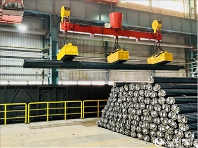 通鋼產(chǎn)品正在裝車。人民網(wǎng) 謝瑩攝