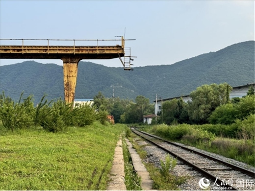 通鋼產(chǎn)品通過(guò)鐵路運(yùn)輸出場(chǎng)。人民網(wǎng) 謝瑩攝