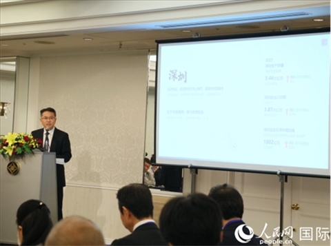 深圳市人民政府國(guó)有資產(chǎn)監(jiān)督管理委員會(huì)黨委副書記、副主任徐國(guó)東進(jìn)行深圳市推介。人民網(wǎng) 許可攝