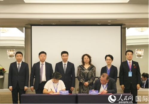 雙方企業(yè)簽訂交流與合作協(xié)議。人民網(wǎng) 許可攝