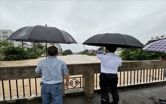 工作組在防汛一線開展工作。受訪者供圖