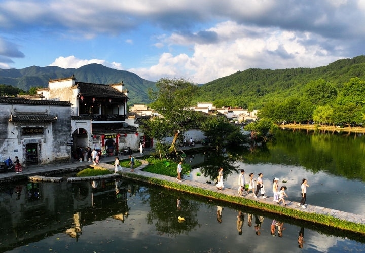 游客在安徽省黃山市黟縣宏村游玩（2024年7月7日攝）。新華社記者 杜宇 攝