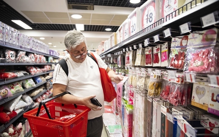 2024年4月29日，在匈牙利布達(dá)佩斯，一名男子在中歐商貿(mào)物流合作園區(qū)的中國(guó)商品交易展示中心內(nèi)購(gòu)物。中歐商貿(mào)物流合作園區(qū)是中國(guó)在歐洲地區(qū)建設(shè)的首個(gè)商貿(mào)物流型境外經(jīng)貿(mào)合作區(qū)，也是集商貿(mào)展示與交易、物流運(yùn)輸與倉(cāng)儲(chǔ)、產(chǎn)業(yè)投資與合作功能于一體的中歐企業(yè)雙向互動(dòng)平臺(tái)。新華社記者 張帆 攝