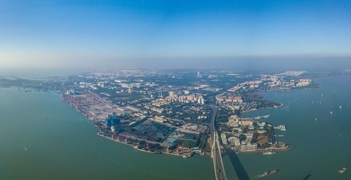 海南自貿(mào)港重點(diǎn)園區(qū)——洋浦經(jīng)濟(jì)開發(fā)區(qū)（2023年12月31日攝，無(wú)人機(jī)全景照片）。新華社記者 蒲曉旭 攝