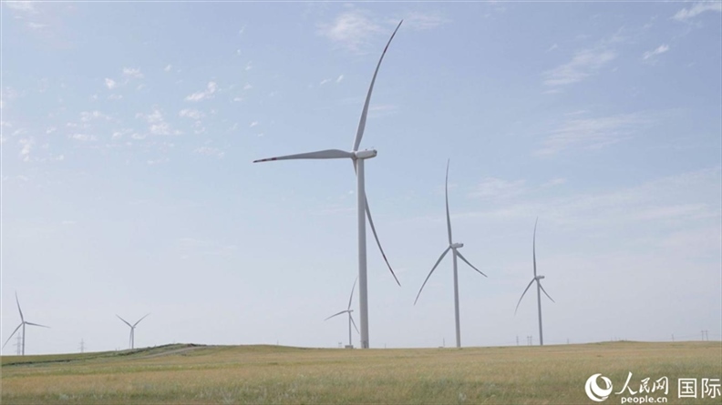 阿克莫拉州風(fēng)電項(xiàng)目群風(fēng)機(jī)。 人民網(wǎng)記者 葛泰佚攝
