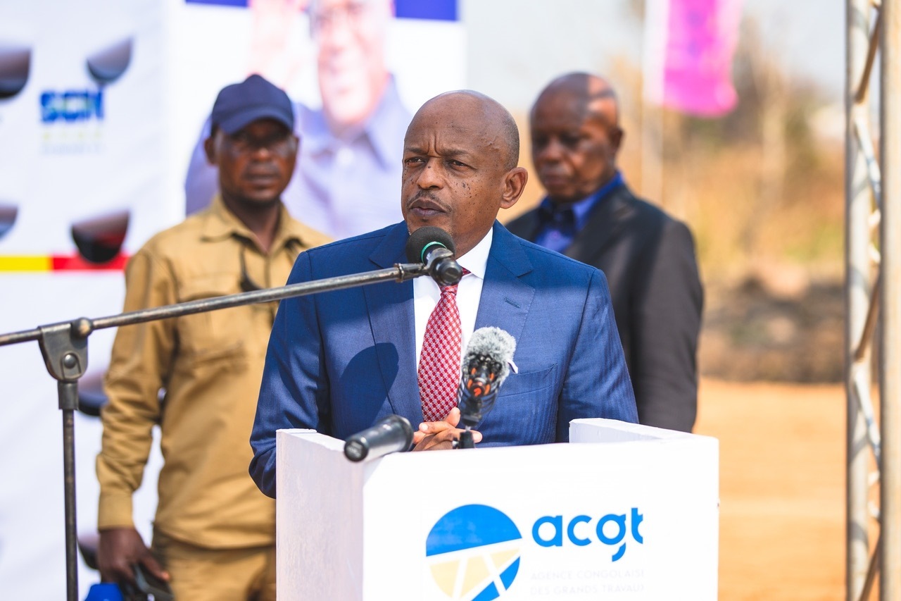 剛果（金）國務(wù)部長兼基礎(chǔ)設(shè)施和公共工程部長穆武尼在開工儀式上致辭。中鐵資源集團(tuán)供圖