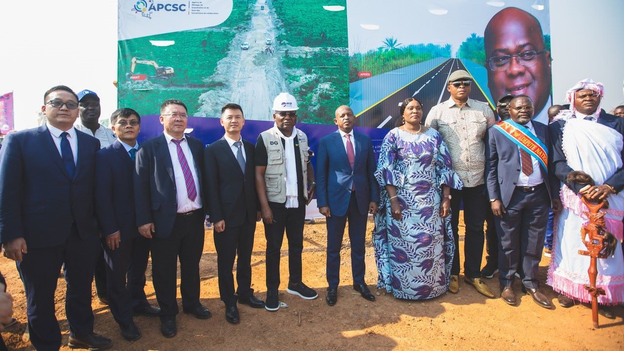 剛果（金）政府代表與中方企業(yè)代表出席開工儀式。中鐵資源集團(tuán)供圖