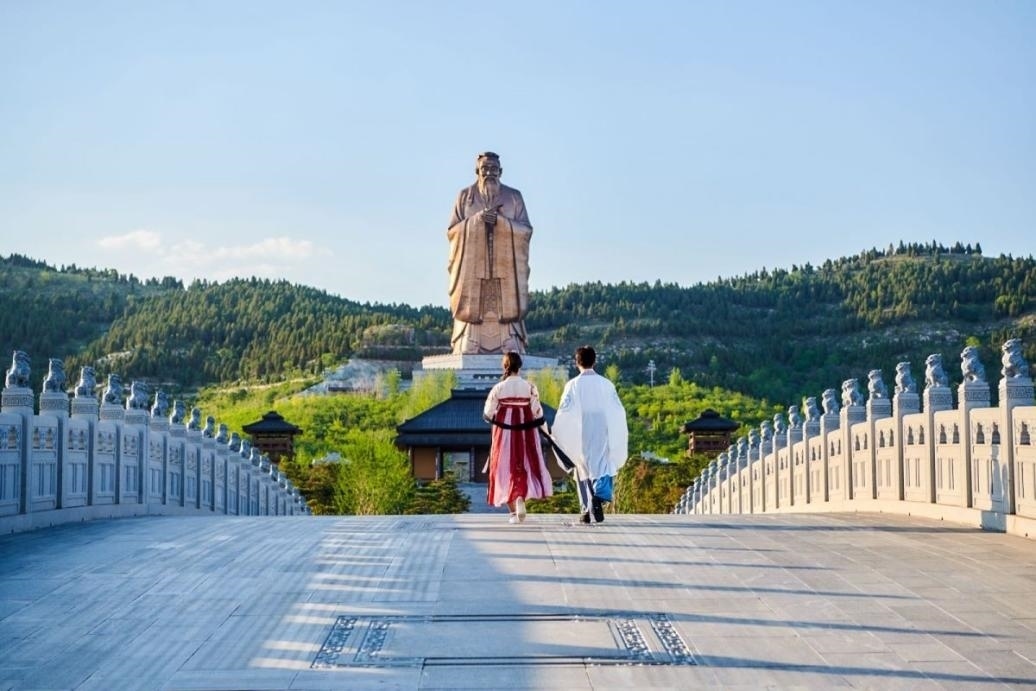 游客漫步尼山圣境領(lǐng)略古脈綿長。人民網(wǎng) 喬姝攝