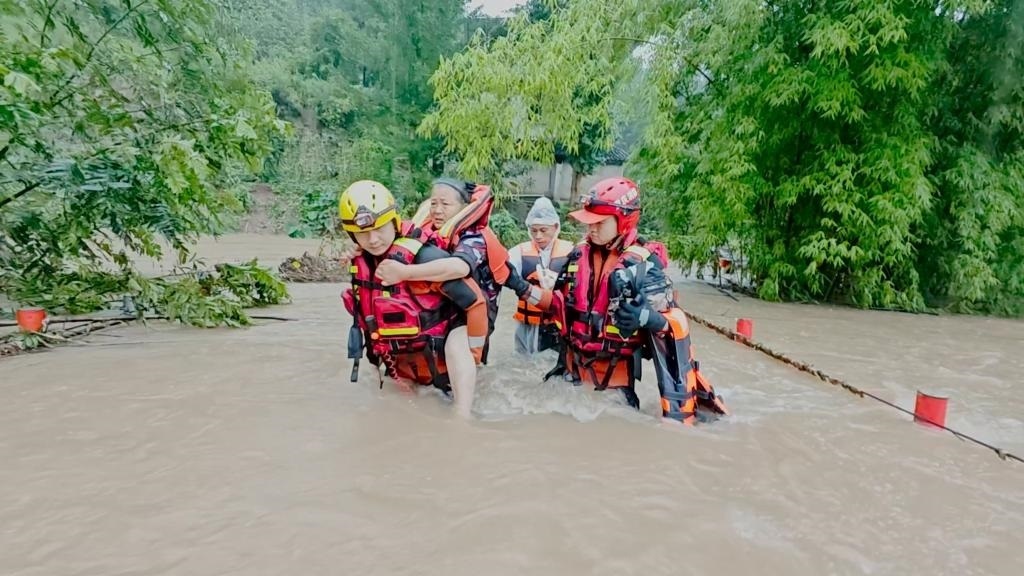 在忠縣，救援人員正在轉移受災群眾。新華社發(fā)
