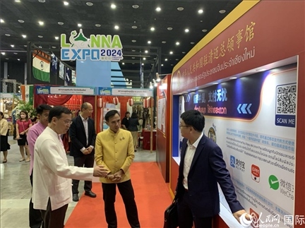 7月9日，中國駐清邁總領(lǐng)事陳海平與清邁副府尹威拉蓬等共同參觀以“暢游中國、支付無憂”為主題的中國展位。人民網(wǎng)記者章念生攝