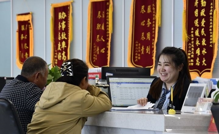 2024年3月25日，北京市大興區(qū)龐各莊鎮(zhèn)政務(wù)服務(wù)中心的工作人員耐心為群眾解答問(wèn)題。大興區(qū)龐各莊鎮(zhèn)政務(wù)服務(wù)中心用“最多跑一次”的工作理念為企業(yè)和群眾提供了便利化、精準(zhǔn)化、個(gè)性化的衍生服務(wù)。新華社記者 李欣 攝