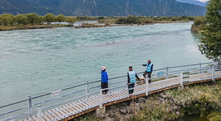 西藏雅尼國(guó)家濕地公園管護(hù)員在巡護(hù)途中小憩（無(wú)人機(jī)照片，2023年9月8日攝）。新華社記者 丁增尼達(dá) 攝