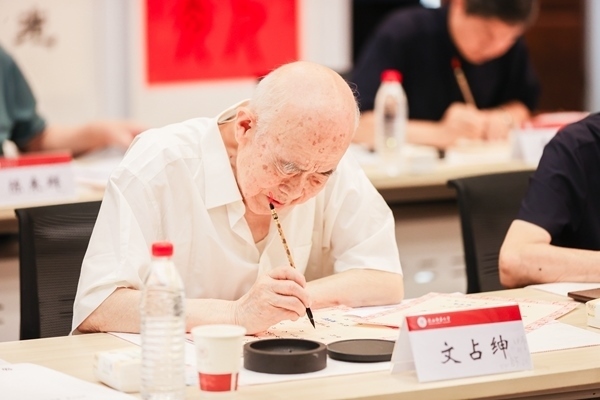 陜西師范大學(xué)毛筆手寫錄取通知書現(xiàn)場(chǎng)。校方供圖