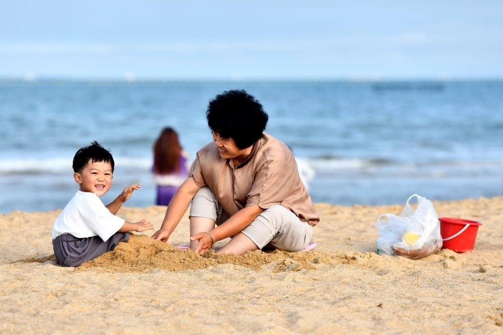 △山東日照陽(yáng)光海岸綠道沙灘一角。近年來(lái)，日照還海于民、還景于民，在保留松林、沙灘、礁石和濕地資源的基礎(chǔ)上，修復(fù)整治生態(tài)岸線，打造出一條長(zhǎng)約28公里的陽(yáng)光海岸綠道，吸引眾多市民游客度假休閑。