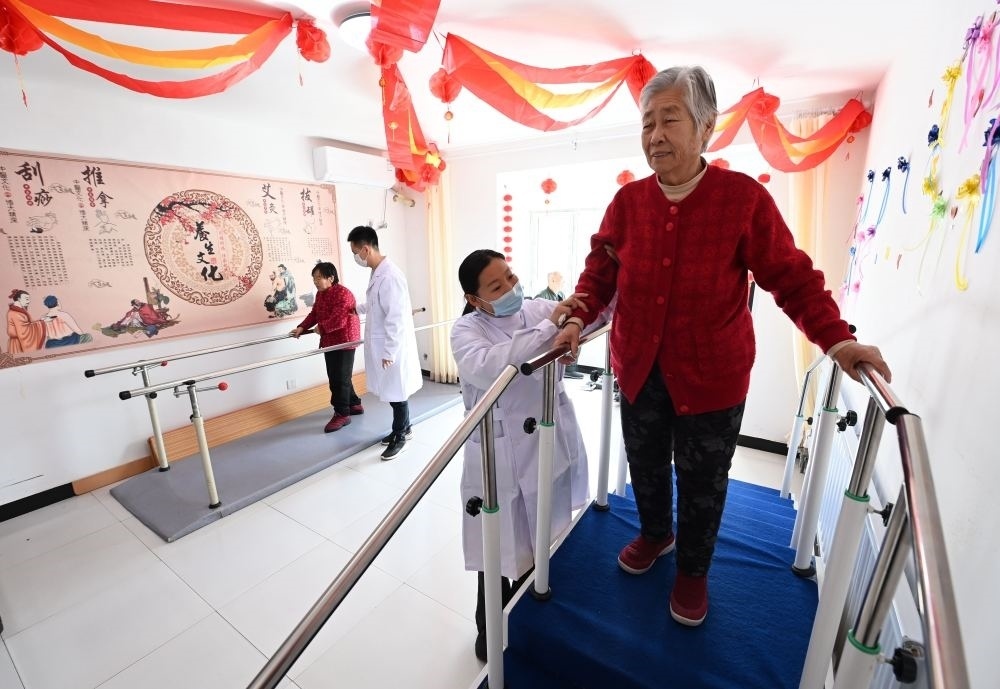 在河北省香河縣安平鎮(zhèn)運(yùn)河新村醫(yī)養(yǎng)中心，老年人在進(jìn)行康復(fù)訓(xùn)練（2024年2月29日攝）。新華社記者 王曉 攝