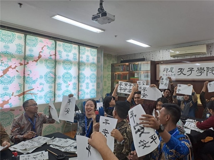 警察學員們展示書法學習成果?；顒又鬓k方供圖