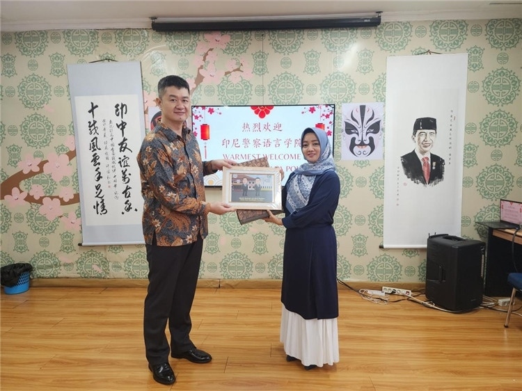 警察語言學院老師與王大昕交換禮品。活動主辦方供圖