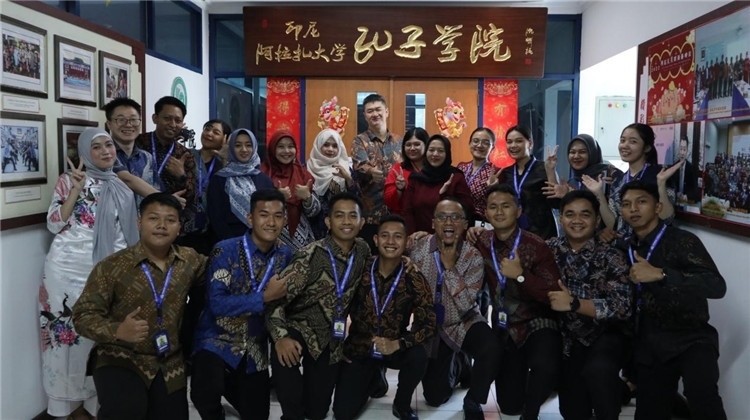 警察 學員們在孔院門口合影。活動主辦方供圖