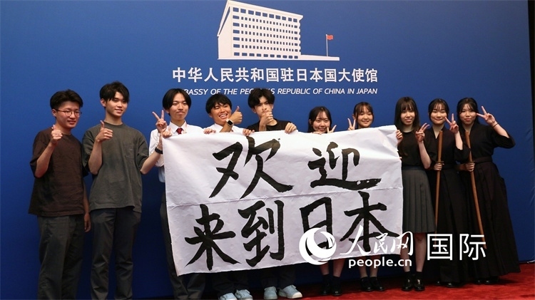 日本小大使現(xiàn)場(chǎng)書寫“歡迎來到日本”。人民網(wǎng) 許可攝
