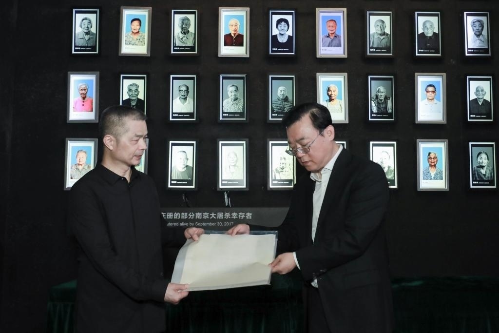 南京大屠殺幸存者高如琴的兒子向軍向侵華日軍南京大屠殺遇難同胞紀(jì)念館捐贈(zèng)高如琴老人相關(guān)物品。（侵華日軍南京大屠殺遇難同胞紀(jì)念館供圖）