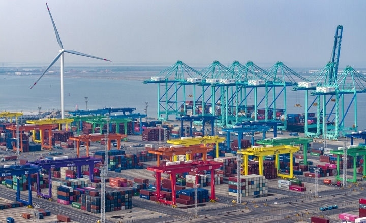 2024年7月3日，一艘集裝箱貨輪停靠在天津港“智慧零碳”碼頭（無人機(jī)照片）。新華社記者 趙子碩 攝