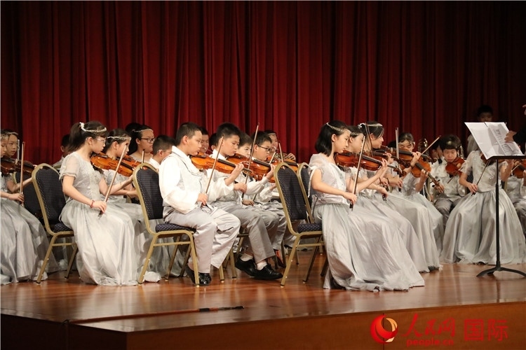 北京市學(xué)生金帆藝術(shù)團(tuán)的學(xué)生們演奏音樂。人民網(wǎng)記者 李志偉攝