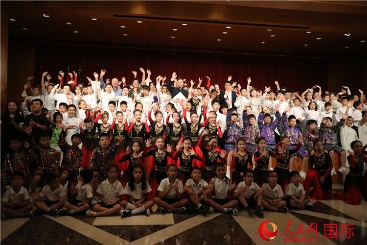 中美青少年藝術(shù)交流匯演活動結(jié)束后，嘉賓們與學(xué)生們合影。人民網(wǎng)記者 李志偉攝