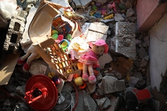 這是7月18日在加沙地帶中部努賽賴特難民營拍攝的遭到以軍襲擊的建筑廢墟。新華社發(fā)（馬爾萬·達(dá)烏德攝）