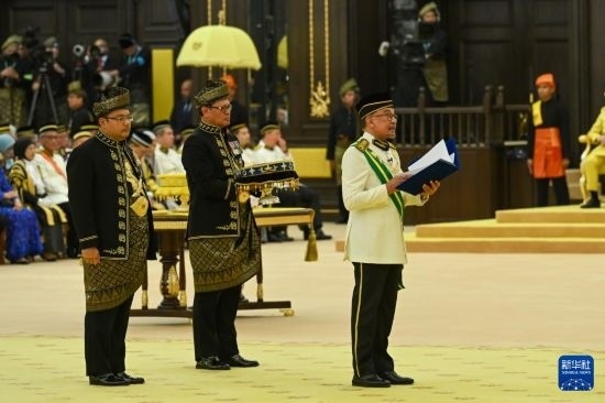  7月20日，馬來西亞總理安瓦爾（右）在吉隆坡出席最高元首登基儀式。新華社發(fā)（馬來西亞新聞局供圖）