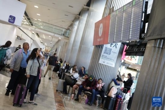 7月19日，在墨西哥首都墨西哥城的貝尼托·華雷斯國際機場，許多航班被延誤或取消，大量旅客在機場等待。新華社發(fā)（弗朗西斯科·卡涅多攝）