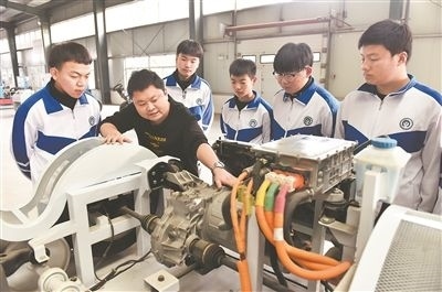 河北省威縣職業(yè)技術(shù)教育中心老師正在為學生講解電動汽車數(shù)字技術(shù)。新華社記者 朱旭東攝