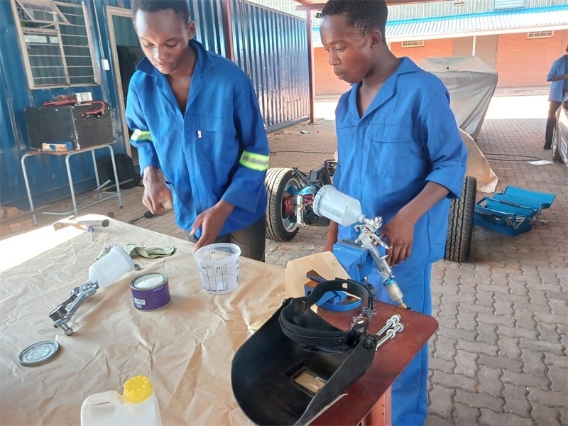南非學生認真改造“老爺車”。索尚古夫技術(shù)高中供圖