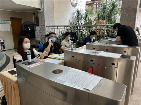 廣州市越秀區(qū)教育局現(xiàn)場審核返區(qū)生辦理材料，采用“提前網上預約、現(xiàn)場分批辦理”的方式進行。廣州市越秀區(qū)教育局供圖