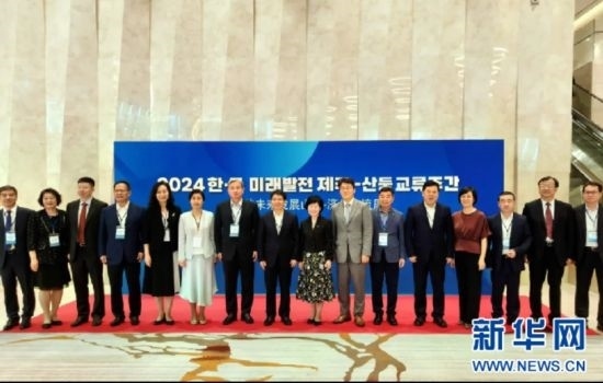 交流周活動(dòng)與會(huì)嘉賓合影。（中國(guó)駐濟(jì)州總領(lǐng)事館供圖）