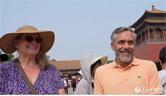 圖為來自美國拉斯維加斯的游客格雷琴·拉森 （Gretchen Larsen）（左）和她的丈夫埃里克·拉森（Eric Larsen）（右）。人民網(wǎng)記者 吳超嵐攝