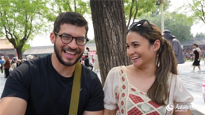 圖為巴拿馬籍游客阿德里安·岡薩雷斯（Adrian Gonzalez）（左）和丹尼斯·岡薩雷斯（Denisse Gonzalez）（右）。人民網(wǎng)記者 吳超嵐攝