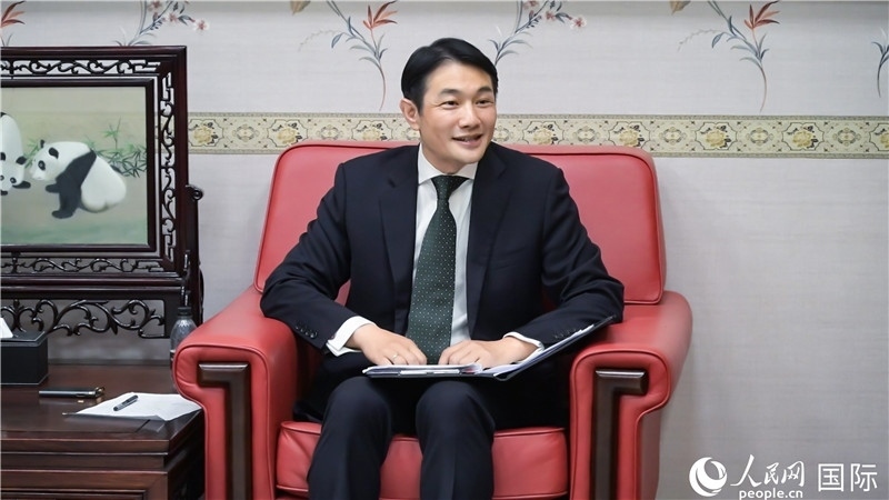 使館發(fā)言人畢海波公參介紹黨的二十屆三中全會(huì)情況并回答記者提問。人民網(wǎng) 郭錦標(biāo)攝