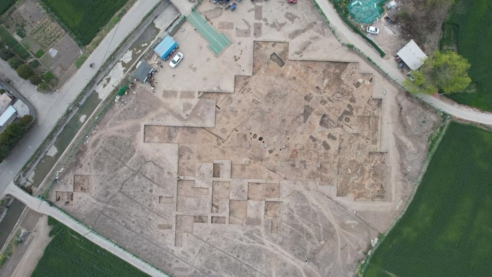 這是2024年3月23日拍攝的四川省廣漢市三星堆遺址發(fā)掘區(qū)（無(wú)人機(jī)照片）。新華社發(fā)（四川省文物考古研究院供圖）