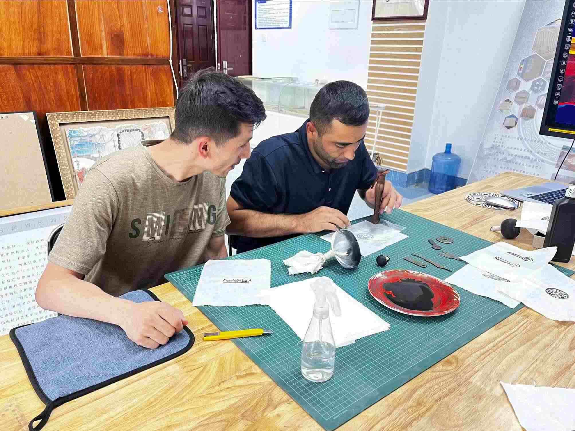 營(yíng)員們動(dòng)手體驗(yàn)“非遺”技藝。校方供圖