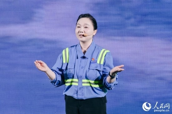 黃英紅講述在互聯(lián)網(wǎng)“種地”的故事。人民網(wǎng)攝