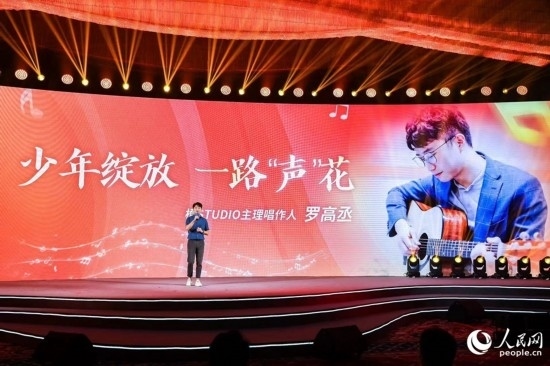 羅高丞在臺(tái)上分享自己的創(chuàng)作心路。人民網(wǎng)攝