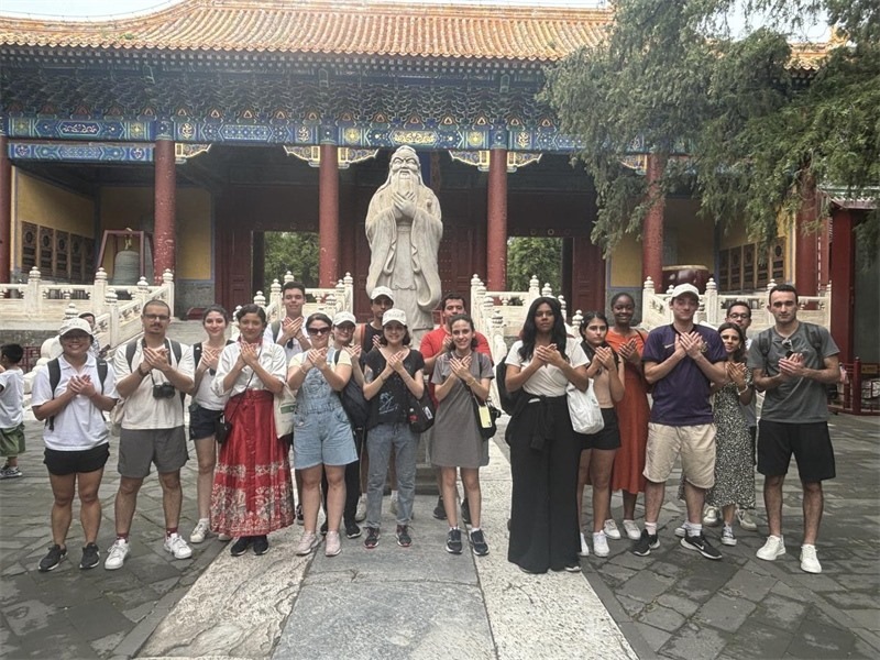 在中國和巴西共迎兩國建交50周年之際，巴西圣保羅州立大學孔子學院今年7月成功組織多批、近40名巴西青少年來華進行短期訪問交流，圖為訪問團成員參加文化體驗活動。 巴西圣保羅州立大學孔子學院供圖