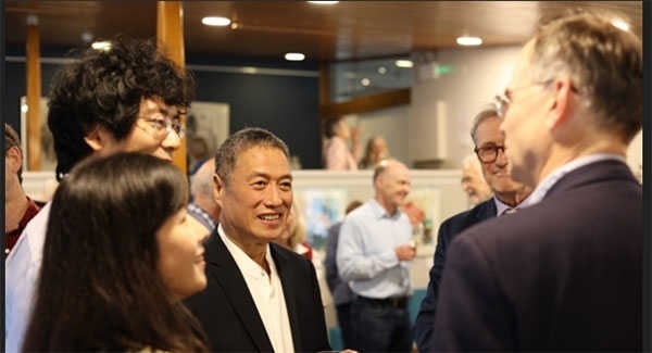 盧中見與嘉賓交流中國畫。許晉熙攝