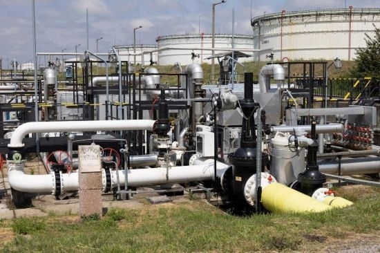 這是2022年5月24日在匈牙利薩茲豪隆包陶多瑙河煉油廠拍攝的連接匈牙利和俄羅斯的“友誼”輸油管道入口點。新華社發(fā)（弗爾季·奧蒂洛攝）