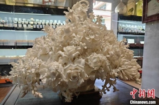 福建德化陶瓷以“白”見長，因白如雪、明如鏡、薄如紙、聲如磬、潤如玉而享譽(yù)世界。 吳冠標(biāo) 攝