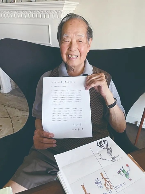 李政道先生曾面對(duì)鏡頭展示給中國(guó)高能物理事業(yè)的寄語(yǔ)。圖片來(lái)源：中國(guó)科學(xué)報(bào)