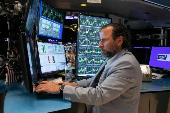 5月3日，交易員在美國紐約證券交易所交易大廳工作。新華社發(fā)（郭克攝）