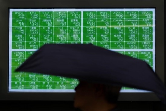 8月2日，在日本東京，行人經(jīng)過一處股指信息電子顯示屏。新華社記者張笑宇攝