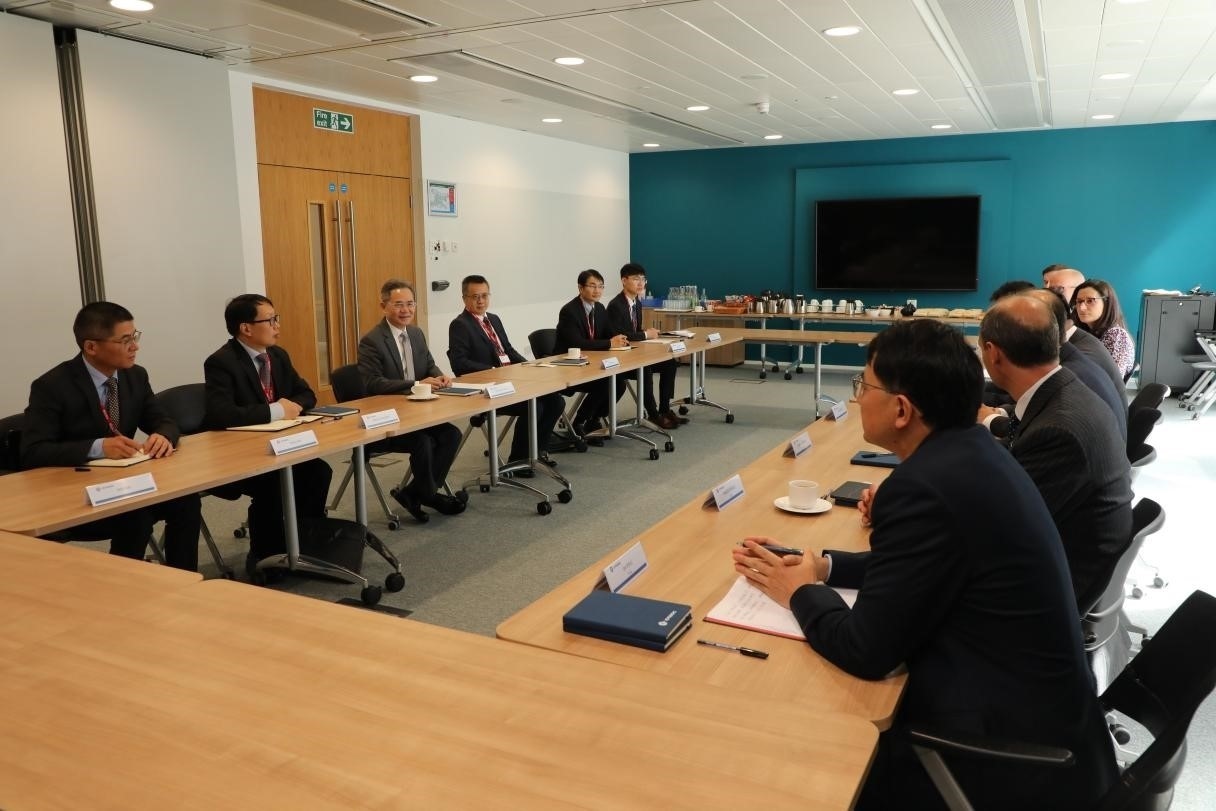 圖為中國(guó)駐英國(guó)大使鄭澤光與項(xiàng)目運(yùn)營(yíng)團(tuán)隊(duì)及企業(yè)合作機(jī)構(gòu)負(fù)責(zé)人座談現(xiàn)場(chǎng)。中國(guó)駐英國(guó)使館供圖